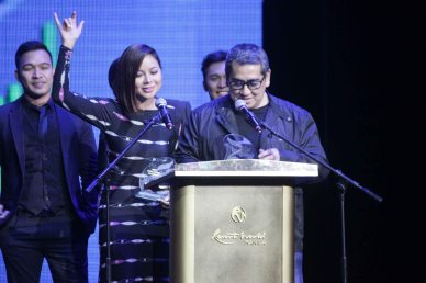 Sitti and Jungee Marcelo pick up Best World Music. The 27th Awit Awards was held at the Newport Performing Arts Theater, Resort’s World Manila last December 12, 2014. Photo by Jude Bautista 