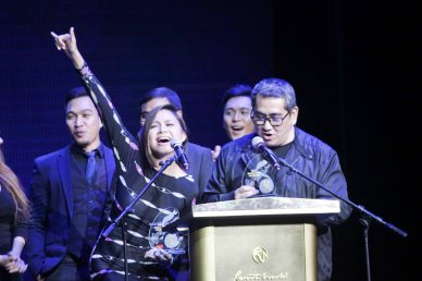 Sitti and Jungee Marcelo pick up Best World Music. The 27th Awit Awards was held at the Newport Performing Arts Theater, Resort’s World Manila last December 12, 2014. Photo by Jude Bautista 