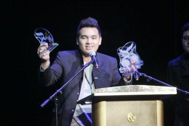 Composer/Lyricist Thyro Alfaro received Sarah Geronimo’s Best R&B Recording award for IKOT IKOT. The 27th Awit Awards was held at the Newport Performing Arts Theater, Resort’s World Manila last December 12, 2014. Photo by Jude Bautista 