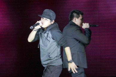 from left: Abra and Thyro Alfaro performed GAYUMA. The 27th Awit Awards was held at the Newport Performing Arts Theater, Resort’s World Manila last December 12, 2014. Photo by Jude Bautista 
