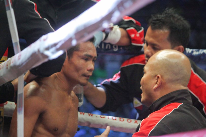 Trainer Edmond Villamor tells Donnie to be more patient. PINOY PRIDE 30 D-Day was held at the SMART Araneta Coliseum last March 28, 2015. Photo by Jude Bautista