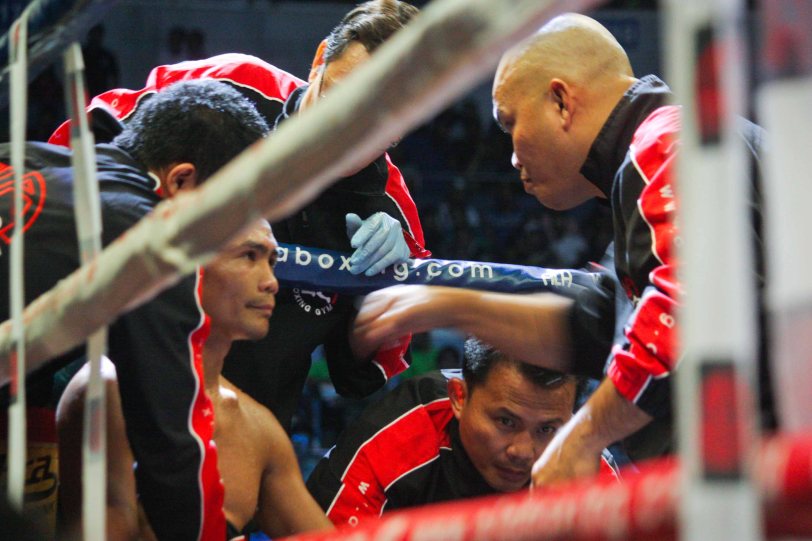 Trainer Edmond Villamor tells Donnie to time the overhead right perfectly. PINOY PRIDE 30 D-Day was held at the SMART Araneta Coliseum last March 28, 2015. Photo by Jude Bautista