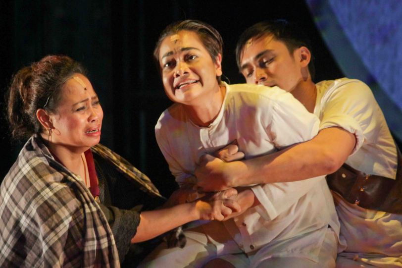 Delphine Buencamino (center) Female Lead Perf in a Musical winner with her from left: Carol Bello (Dionisia) & Marco Viaña (Pule). TP’s MABINING MANDIRIGMA ran at the Tanghalang Aurelio Tolentino , CCP. Photo by Jude Bautista 